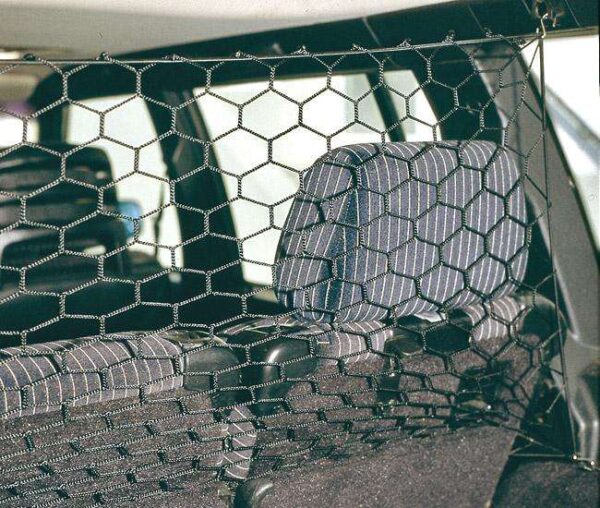 Dieser hochwertige Autoteppich ist die perfekte Lösung für alle gängigen Fahrzeugtypen, mit der Ausnahme von Volvo. Mit einer großzügigen Größe von 122 x 63,5 cm bietet er optimalen Schutz für den Fahrzeuginnenraum und sorgt für eine ansprechende Optik. Die elegante Farbe Schwarz passt zu jedem Interieur und wertet Ihr Fahrzeug auf. Dieser strapazierfähige Teppich ist nicht nur funktional, sondern auch leicht zu reinigen, wodurch er eine ideale Wahl für Autofahrer ist, die Wert auf hohe Qualität und Langlebigkeit legen. Schützen Sie Ihr Auto mit diesem günstigen und stilvollen Autoteppich!