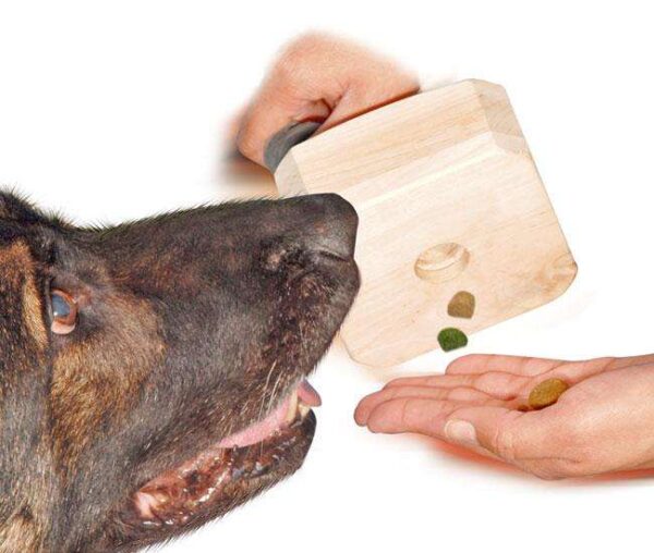 Entdecken Sie die innovative Lösung für das Apportieren mit Futtermotivation – perfekt für Hunde, die auf Beutereize nicht gut reagieren. Dieses hochwertige Produkt bietet nicht nur eine effektive Trainingsmethode, sondern schützt auch die Zähne und Lippen Ihres Hundes durch einen neuartigen Zahnabweiser. Mit unserem Gebrauchsmusterschutz garantieren wir Ihnen höchste Qualität und Sicherheit. Ideal für Hundebesitzer, die eine sanfte und motivierende Alternative suchen, um ihren Vierbeiner zum Spielen und Lernen zu animieren. Verbessern Sie das Trainingserlebnis Ihres Hundes mit dieser einzigartigen Apportierhilfe!