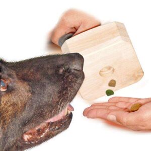 Entdecken Sie die innovative Apportierhilfe mit Futtermotivation, die speziell für Hunde entwickelt wurde, die auf Beutereize nicht gut ansprechen. Dieses hochwertige Produkt bietet nicht nur eine effektive Trainingsmethode, sondern schützt auch die Zähne und Lippen Ihres Hundes dank eines neuartigen Zahnabweisers. Mit Gebrauchsmusterschutz garantiert diese Apportierhilfe höchste Qualität und Sicherheit. Ideal für Hundebesitzer, die eine sanfte und motivierende Alternative zum klassischen Apportieren suchen. Fördern Sie das Spielen und Lernen Ihres Hundes auf sichere und unterhaltsame Weise!
