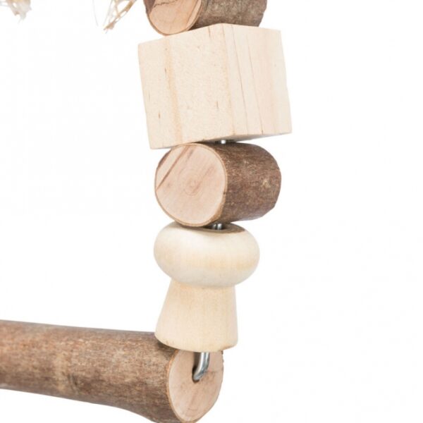 Diese hochwertige Bogenschaukel sorgt für besonderen Schaukelspaß für Ihren gefiederten Freund im Käfig. Das robuste Baumwolltau und die bunten Holzklötzchen bieten eine willkommene Abwechslung und fördern die Aktivität und das Wohlbefinden Ihres Haustiers. Die einfache Montage am Käfiggitter erfolgt durch einen stabilen Haken, was die Handhabung besonders benutzerfreundlich macht. Mit Außenmaßen von ca. 14 x 17 cm (BxH) und Innenmaßen von ca. 10 x 10 cm ist diese Schaukel perfekt für verschiedene Vogelarten geeignet. Gönnen Sie Ihrem Vogel dieses Spielzeug von hoher Qualität, das sowohl Spaß als auch Sicherheit bietet!