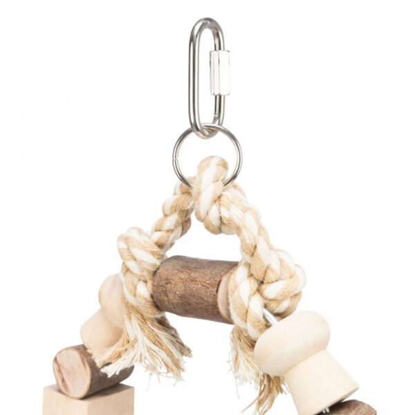 Diese hochwertige Bogenschaukel sorgt für besonderen Schaukelspaß für Ihren gefiederten Freund im Käfig. Das robuste Baumwolltau und die bunten Holzklötzchen bieten eine willkommene Abwechslung und fördern die Aktivität und das Wohlbefinden Ihres Haustiers. Die einfache Montage am Käfiggitter erfolgt durch einen stabilen Haken, was die Handhabung besonders benutzerfreundlich macht. Mit Außenmaßen von ca. 14 x 17 cm (BxH) und Innenmaßen von ca. 10 x 10 cm ist diese Schaukel perfekt für verschiedene Vogelarten geeignet. Gönnen Sie Ihrem Vogel dieses Spielzeug von hoher Qualität, das sowohl Spaß als auch Sicherheit bietet!
