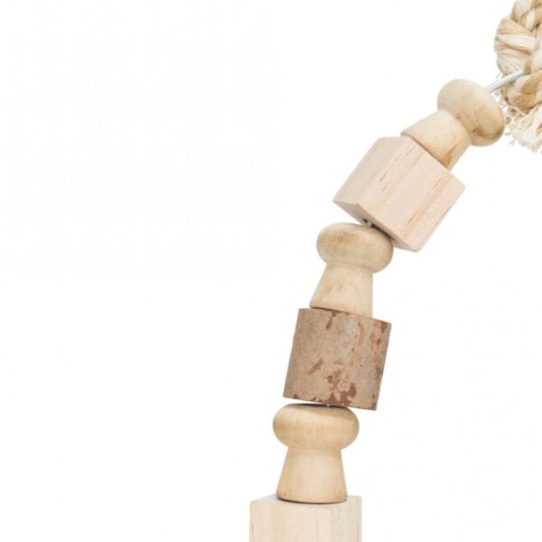Diese hochwertige Bogenschaukel sorgt für unvergesslichen Schaukelspaß für Ihren gefiederten Freund im Käfig. Hergestellt aus robustem Baumwolltau und bunten Holzklötzchen, bietet sie eine willkommene Abwechslung und fördert die Aktivität Ihres Vogels. Die einfache Montage am Käfiggitter erfolgt schnell und unkompliziert dank des praktischen Hakens. Mit Außenmaßen von ca. 21 x 28 cm (BxH) und Innenmaßen von ca. 16 x 18 cm ist diese Schaukel ideal für kleine bis mittelgroße Vögel. Gönnen Sie Ihrem Haustier diese Spielmöglichkeit und verbessern Sie sein Wohlbefinden – die perfekte Ergänzung für jeden Vogelkäfig!