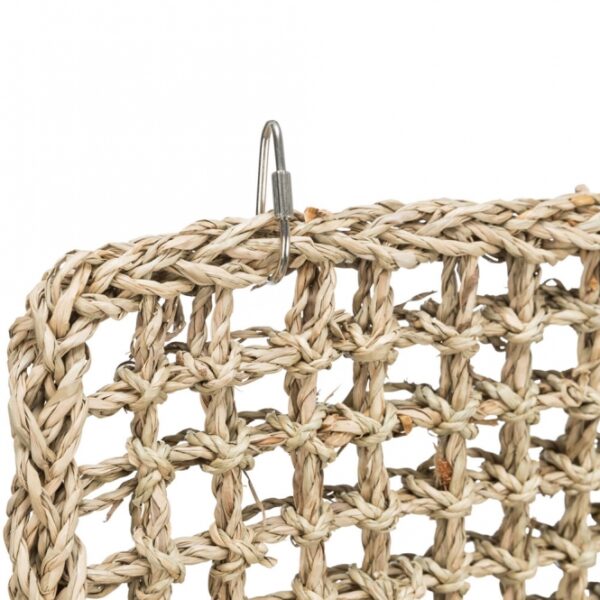 Entdecken Sie unser hochwertiges Seegras-Hängespielzeug, das speziell für Kleintiere entwickelt wurde. Dieses praktische Spielzeug lässt sich einfach einhängen und bietet Ihren tierischen Freunden stundenlangen Spielspaß. Mit den Maßen von ca. 30 × 30 cm ist es ideal für Chinchillas, Ratten, Frettchen sowie Großsittiche und Wellensittiche. Entwickelt in Zusammenarbeit mit dem renommierten Weltvogelpark Walsrode, garantiert dieses Spielzeug nicht nur hohe Qualität, sondern auch Sicherheit und Spaß für Ihre Haustiere. Schaffen Sie eine anregende Umgebung für Ihre Tiere mit unserem vielseitigen Seegras-Hängespielzeug!