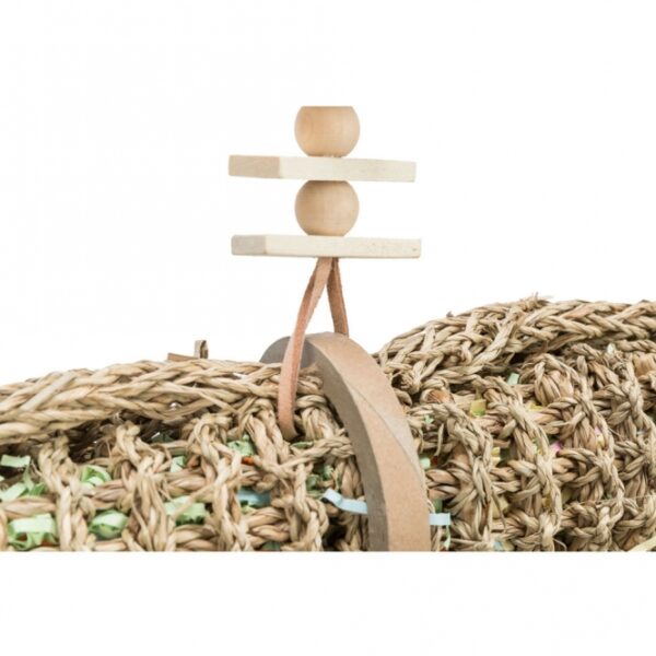 Dieser hochwertige Vogelspielzeug ist nicht nur ein optisches Highlight, sondern auch ideal zum Befüllen mit Snacks, was die Neugier und den Spieltrieb Ihrer Vögel fördert. Hergestellt aus langlebigen Materialien wie Seegras, Holz und Papier, garantiert es stundenlangen Spielspaß und eine artgerechte Beschäftigung für Nymphensittiche und Papageien. Mit einer Größe von ca. 55 cm wurde dieses Spielzeug in enger Zusammenarbeit mit dem renommierten Weltvogelpark Walsrode entwickelt, um höchste Qualität und Sicherheit zu gewährleisten. Investieren Sie in das Wohlbefinden Ihrer gefiederten Freunde mit diesem vielseitigen und ansprechenden Spielzeug, das sowohl unterhaltsam als auch gesundheitsfördernd ist.