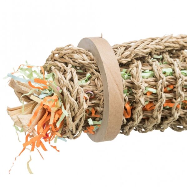 Dieser hochwertige Vogelspielzeug ist nicht nur ein optisches Highlight, sondern auch ideal zum Befüllen mit Snacks, was die Neugier und den Spieltrieb Ihrer Vögel fördert. Hergestellt aus langlebigen Materialien wie Seegras, Holz und Papier, garantiert es stundenlangen Spielspaß und eine artgerechte Beschäftigung für Nymphensittiche und Papageien. Mit einer Größe von ca. 55 cm wurde dieses Spielzeug in enger Zusammenarbeit mit dem renommierten Weltvogelpark Walsrode entwickelt, um höchste Qualität und Sicherheit zu gewährleisten. Investieren Sie in das Wohlbefinden Ihrer gefiederten Freunde mit diesem vielseitigen und ansprechenden Spielzeug, das sowohl unterhaltsam als auch gesundheitsfördernd ist.