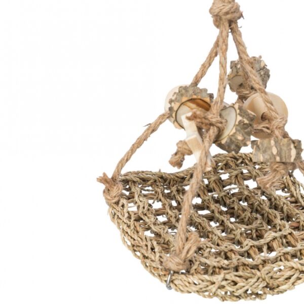 Entdecken Sie unser hochwertiges Tierzubehör aus Seegras und Holz, das in enger Zusammenarbeit mit dem renommierten Weltvogelpark Walsrode entwickelt wurde. Dieses vielseitige Produkt ist nicht nur ideal für Vögel wie Kanarien und Wellensittiche, sondern auch perfekt für Kleinnager wie Mäuse. Mit den kompakten Maßen von ca. 19 × 19 cm passt es in jedes Gehege und bietet Ihren Haustieren einen sicheren Rückzugsort. Gönnen Sie Ihren Tieren die beste Qualität und ein artgerechtes Zuhause mit diesem umweltfreundlichen und attraktiven Zubehör!