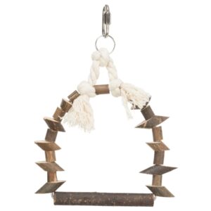 Diese hochwertige Bogenschaukel für Vögel ist aus robustem Naturholz gefertigt und auf einem stabilen Draht aufgefädelt. Sie verfügt über Holzscheiben und ein weiches Baumwolltau, das Ihrem Vogel eine unterhaltsame Beschäftigung bietet. Ideal für kleine Vogelarten wie Wellensittiche und Kanarien, fördert diese Schaukel die Aktivität und das Wohlbefinden Ihrer gefiederten Freunde. Mit einer Höhe von ca. 15 cm und einer Breite von ca. 15 cm passt sie perfekt in jeden Käfig. Gönnen Sie Ihrem Vogel dieses hochwertige Spielzeug und sorgen Sie für stundenlangen Spaß und Bewegung!