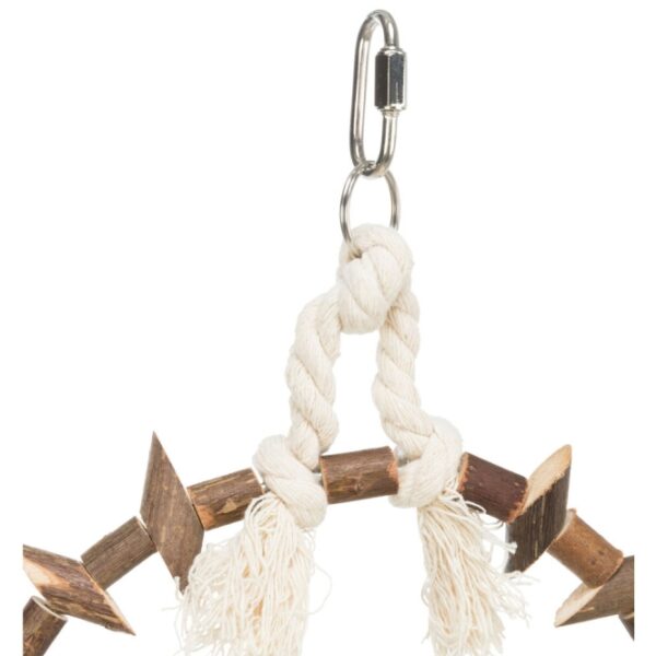 Diese hochwertige Bogenschaukel für Vögel ist aus robustem Naturholz gefertigt und auf einem stabilen Draht aufgefädelt. Mit ihren Holzscheiben und dem weichen Baumwolltau bietet sie Ihrem Vogel nicht nur eine unterhaltsame Beschäftigung, sondern fördert auch seine körperliche Aktivität. Ideal geeignet für mittelgroße Vogelarten wie Nymphensittiche, sorgt diese Schaukel für Spielspaß und Abwechslung im Käfig. Die kompakten Maße von ca. 19 cm in der Höhe und ca. 20 cm in der Breite machen sie zu einem perfekten Zubehör für jeden Vogelkäfig. Gönnen Sie Ihrem gefiederten Freund dieses hochwertige Spielzeug und beobachten Sie, wie er Freude daran hat!