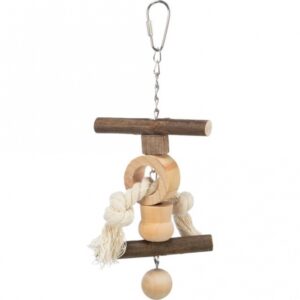 Dieses natürliche Vogelspielzeug sorgt für abwechslungsreiche Beschäftigung und Freude bei Ihren gefiederten Freunden. Hergestellt aus hochwertigem Holz und robustem Tau, bietet es nicht nur Spielspaß, sondern auch eine sichere Umgebung für Nymphensittiche und Wellensittiche. Die praktische Kette mit einer Holzkugel und der Haken mit Drehverschluss ermöglichen eine einfache Befestigung im Käfig oder der Voliere. Mit einer Länge von ca. 20 cm ist dieses Spielzeug ideal für kleine Vögel und wird vom Vogelpark Walsrode empfohlen. Schenken Sie Ihrem Vogel mit diesem Spielzeug eine unterhaltsame und stimulierende Beschäftigung!