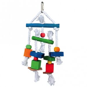 Dieses bunte Vogelspielzeug aus hochwertigen Holzklötzchen ist perfekt für Ihre gefiederten Freunde. Die Klötzchen sind sicher an robusten Tauen befestigt und mit kleinen Lederdetails verziert, die das Spielzeug besonders attraktiv machen. Es eignet sich hervorragend für Wellen- und Nymphensittiche und sorgt für stundenlangen Spielspaß und Beschäftigung. Mit einer Größe von ca. 24 cm ist es ideal für Käfige und Vogelspielplätze. Gönnen Sie Ihrem Vogel ein qualitativ hochwertiges Spielzeug, das sowohl die Neugier als auch die Geschicklichkeit fördert!