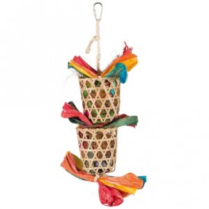 Dieses bunte Naturspielzeug für Vögel besteht aus hochwertigen Palmenblättern, Lieschblättern und Papier und ist mit natürlichem, verdaulichem Nistmaterial gefüllt. Es bietet eine ideale Beschäftigung für Wellen- und Nymphensittiche, die aktiv spielen und ihre Umgebung erkunden möchten. Mit einer Größe von ca. 35 cm ist dieses Spielzeug perfekt für kleine bis mittelgroße Vögel geeignet. Fördern Sie das Wohlbefinden Ihres gefiederten Freundes mit diesem umweltfreundlichen und sicheren Spielzeug, das Spaß und Abwechslung in den Alltag bringt.