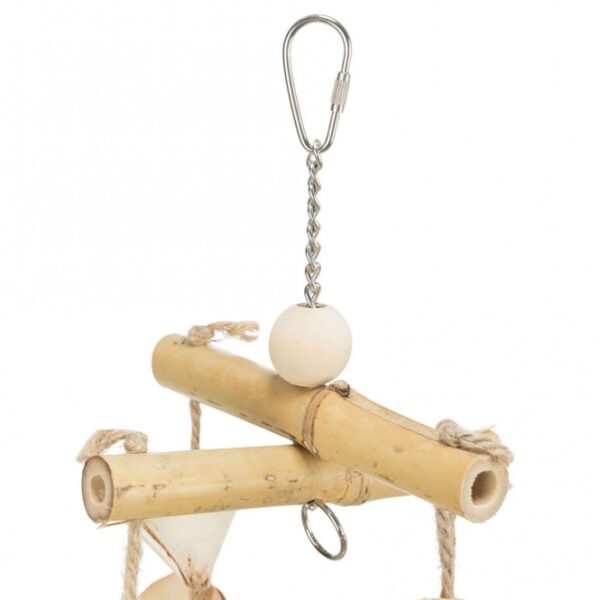 Entdecken Sie unser hochwertiges Vogelspielzeug aus Bambus, Rattan und Holz, das speziell in Zusammenarbeit mit dem renommierten Weltvogelpark Walsrode entwickelt wurde. Mit einer Größe von ca. 31 cm ist dieses Spielzeug ideal für Großsittiche und Wellensittiche geeignet. Es bietet nicht nur stundenlangen Spielspaß, sondern fördert auch die geistige und körperliche Gesundheit Ihrer Vögel. Investieren Sie in die beste Qualität für Ihre gefiederten Freunde und sorgen Sie für ein glückliches und aktives Vogelleben!