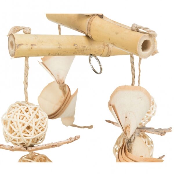 Entdecken Sie unser hochwertiges Vogelspielzeug aus Bambus, Rattan und Holz, das speziell in Zusammenarbeit mit dem renommierten Weltvogelpark Walsrode entwickelt wurde. Mit einer Größe von ca. 31 cm ist dieses Spielzeug ideal für Großsittiche und Wellensittiche geeignet. Es bietet nicht nur stundenlangen Spielspaß, sondern fördert auch die geistige und körperliche Gesundheit Ihrer Vögel. Investieren Sie in die beste Qualität für Ihre gefiederten Freunde und sorgen Sie für ein glückliches und aktives Vogelleben!
