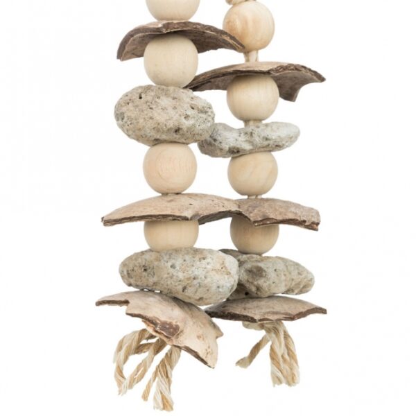 Dieser hochwertige Vogelspielplatz ist aus natürlichen Materialien wie Kokosnuss, Lavagestein und Holz gefertigt und bietet Ihrem Vogel ein sicheres und unterhaltsames Spielumfeld. Entwickelt in enger Zusammenarbeit mit dem renommierten Weltvogelpark Walsrode, garantiert er höchste Qualität und Sicherheit für Ihre gefiederten Freunde. Mit einer Größe von ca. 35 cm ist dieser Spielplatz ideal für Großsittiche und Wellensittiche geeignet und fördert deren natürliche Spiel- und Bewegungsfreude. Investieren Sie in das Wohlbefinden Ihrer Vögel und bieten Sie ihnen eine kreative und anregende Umgebung, die ihre Lebensqualität steigert.