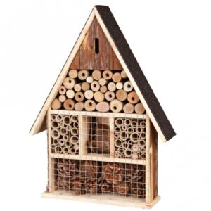 Diese Nist- und Überwinterungshilfe für Nützlinge ist die ideale Lösung, um wertvolle Insekten in Ihrem Garten zu unterstützen. Hergestellt aus hochwertigem Rindenholz und ausgestattet mit besandeter Dachpappe, bietet sie optimalen Schutz vor Witterungseinflüssen und sorgt für ein sicheres Zuhause für nützliche Tiere. Mit wetterfesten Eigenschaften ist diese Überwinterungshilfe besonders langlebig und robust. Die kompakten Maße von ca. 35 × 50 × 9 cm machen sie perfekt für jeden Garten oder Balkon. Schaffen Sie mit dieser praktischen Nisthilfe ein nachhaltiges Umfeld für Nützlinge und fördern Sie die Biodiversität in Ihrer Umgebung!