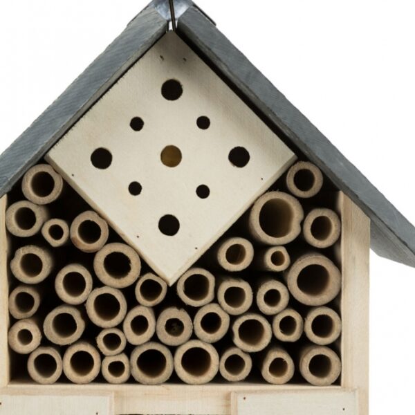 Diese Nist- und Überwinterungshilfe für Nützlinge ist die perfekte Lösung, um Vögel und andere nützliche Tiere in Ihrem Garten zu unterstützen. Hergestellt aus hochwertigem, unbehandeltem Kiefernholz und mit einer stabilen Schieferabdeckung versehen, bietet sie nicht nur einen sicheren Rückzugsort, sondern ist auch wetterfest und langlebig. Mit den kompakten Maßen von ca. 18 × 29 × 10 cm passt sie ideal in jeden Gartenbereich. Schaffen Sie einen einladenden Lebensraum für Nützlinge und fördern Sie die Biodiversität in Ihrer Umgebung – eine einfache und effektive Möglichkeit, die Natur zu schützen!