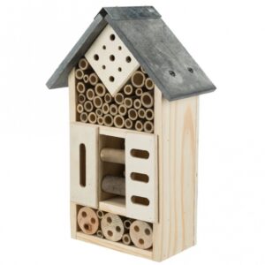 Diese Nist- und Überwinterungshilfe für Nützlinge ist die perfekte Lösung, um Vögel und andere nützliche Tiere in Ihrem Garten zu unterstützen. Hergestellt aus hochwertigem, unbehandeltem Kiefernholz und mit einer stabilen Schieferabdeckung versehen, bietet sie nicht nur einen sicheren Rückzugsort, sondern ist auch wetterfest und langlebig. Mit den kompakten Maßen von ca. 18 × 29 × 10 cm passt sie ideal in jeden Gartenbereich. Schaffen Sie einen einladenden Lebensraum für Nützlinge und fördern Sie die Biodiversität in Ihrer Umgebung – eine einfache und effektive Möglichkeit, die Natur zu schützen!