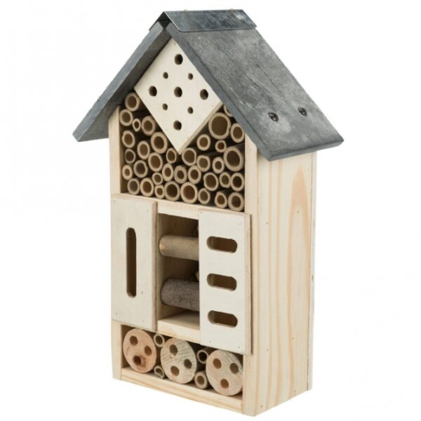 Diese Nist- und Überwinterungshilfe für Nützlinge ist die perfekte Lösung, um Vögel und andere nützliche Tiere in Ihrem Garten zu unterstützen. Hergestellt aus hochwertigem, unbehandeltem Kiefernholz und mit einer stabilen Schieferabdeckung versehen, bietet sie nicht nur einen sicheren Rückzugsort, sondern ist auch wetterfest und langlebig. Mit den kompakten Maßen von ca. 18 × 29 × 10 cm passt sie ideal in jeden Gartenbereich. Schaffen Sie einen einladenden Lebensraum für Nützlinge und fördern Sie die Biodiversität in Ihrer Umgebung – eine einfache und effektive Möglichkeit, die Natur zu schützen!