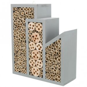 Dieser Nistplatz für Wildbienen, Grabwespen und Mauerbienen ist ein idealer Rückzugsort für nützliche Insekten in Ihrem Garten. Hergestellt aus hochwertigem, unbehandeltem Kiefernholz und teilweise lackiert, bietet er nicht nur eine natürliche Optik, sondern auch eine hohe Langlebigkeit. Mit den kompakten Maßen von ca. 30 x 35 x 12 cm passt dieser Nistplatz perfekt in jede Gartenecke. Unterstützen Sie die Artenvielfalt und fördern Sie die Bestäubung in Ihrem Garten mit diesem praktischen und umweltfreundlichen Nistplatz für Bienen und Wespen. Investieren Sie in die Natur und genießen Sie die Vorteile eines blühenden Gartens!