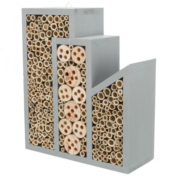 Dieser Nistplatz für Wildbienen, Grabwespen und Mauerbienen ist ein idealer Rückzugsort für nützliche Insekten in Ihrem Garten. Hergestellt aus hochwertigem, unbehandeltem Kiefernholz und teilweise lackiert, bietet er nicht nur eine natürliche Optik, sondern auch eine hohe Langlebigkeit. Mit den kompakten Maßen von ca. 30 x 35 x 12 cm passt dieser Nistplatz perfekt in jede Gartenecke. Unterstützen Sie die Artenvielfalt und fördern Sie die Bestäubung in Ihrem Garten mit diesem praktischen und umweltfreundlichen Nistplatz für Bienen und Wespen. Investieren Sie in die Natur und genießen Sie die Vorteile eines blühenden Gartens!