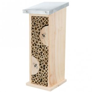 Dieser Nistplatz für Wildbienen, Grabwespen und Mauerbienen ist die perfekte Lösung, um die Artenvielfalt in Ihrem Garten zu fördern. Hergestellt aus hochwertigem, unbehandeltem Kiefernholz und verzinktem Metall, bietet er eine langlebige und sichere Unterkunft für nützliche Insekten. Mit kompakten Maßen von etwa 11 × 30 × 14 cm passt er ideal in jeden Garten oder Balkon. Unterstützen Sie die Bestäuber in Ihrer Umgebung und tragen Sie aktiv zum Umweltschutz bei – dieser Nistplatz ist eine hervorragende Wahl für alle, die eine hohe Qualität und ein günstiges Produkt suchen.