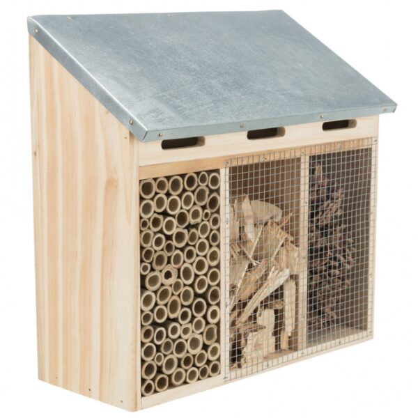 Diese Nist- und Überwinterungshilfe für Nützlinge ist die perfekte Lösung, um wertvolle Insekten in Ihrem Garten zu unterstützen. Hergestellt aus hochwertigem, unbehandeltem Kiefernholz und robustem, verzinktem Metall, bietet sie optimalen Schutz und eine langlebige Nutzung. Mit den kompakten Maßen von ca. 30 × 30 × 14 cm passt sie ideal in jeden Garten oder Balkon. Fördern Sie die Biodiversität und schaffen Sie einen einladenden Lebensraum für nützliche Insekten, die zur Bestäubung und natürlichen Schädlingsbekämpfung beitragen. Diese umweltfreundliche Hilfe ist nicht nur praktisch, sondern auch eine attraktive Ergänzung für Ihr grünes Paradies.