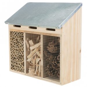 Diese Nist- und Überwinterungshilfe für Nützlinge ist die perfekte Lösung, um wertvolle Insekten in Ihrem Garten zu unterstützen. Hergestellt aus hochwertigem, unbehandeltem Kiefernholz und robustem, verzinktem Metall, bietet sie optimalen Schutz und eine langlebige Nutzung. Mit den kompakten Maßen von ca. 30 × 30 × 14 cm passt sie ideal in jeden Garten oder Balkon. Fördern Sie die Biodiversität und schaffen Sie einen einladenden Lebensraum für nützliche Insekten, die zur Bestäubung und natürlichen Schädlingsbekämpfung beitragen. Diese umweltfreundliche Hilfe ist nicht nur praktisch, sondern auch eine attraktive Ergänzung für Ihr grünes Paradies.