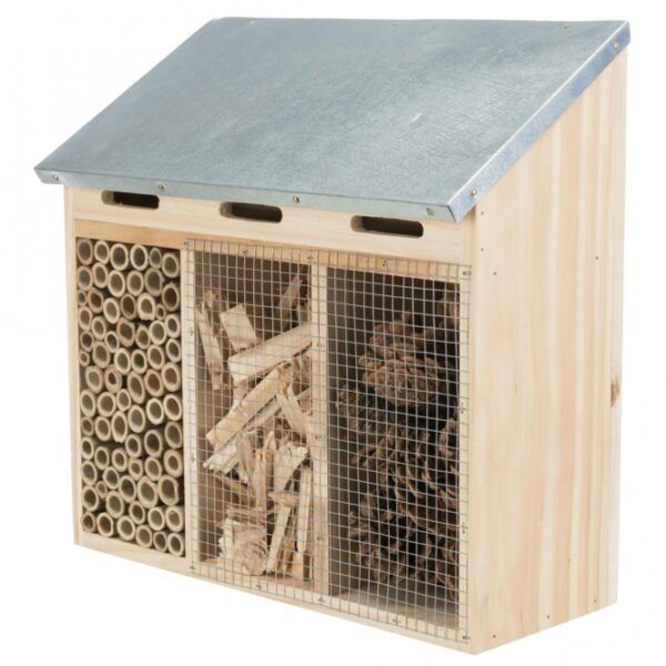 Diese Nist- und Überwinterungshilfe für Nützlinge ist die perfekte Lösung, um wertvolle Insekten in Ihrem Garten zu unterstützen. Hergestellt aus hochwertigem, unbehandeltem Kiefernholz und robustem, verzinktem Metall, bietet sie optimalen Schutz und eine langlebige Nutzung. Mit den kompakten Maßen von ca. 30 × 30 × 14 cm passt sie ideal in jeden Garten oder Balkon. Fördern Sie die Biodiversität und schaffen Sie einen einladenden Lebensraum für nützliche Insekten, die zur Bestäubung und natürlichen Schädlingsbekämpfung beitragen. Diese umweltfreundliche Hilfe ist nicht nur praktisch, sondern auch eine attraktive Ergänzung für Ihr grünes Paradies.
