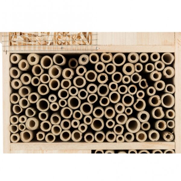 Diese Nist- und Überwinterungshilfe für Nützlinge ist die ideale Lösung, um wertvolle Insekten in Ihrem Garten zu unterstützen. Hergestellt aus unbehandeltem Kiefernholz und verzinktem Metall, bietet sie nicht nur eine hohe Qualität, sondern ist auch besonders langlebig und umweltfreundlich. Mit den kompakten Maßen von ca. 29 × 49 × 16 cm passt die Hilfe in jeden Garten oder Balkon und sorgt dafür, dass Nützlinge wie Bienen und Schmetterlinge einen sicheren Unterschlupf finden. Investieren Sie in diese praktische Überwinterungshilfe und fördern Sie die Artenvielfalt in Ihrer Umgebung – für einen gesunden und blühenden Garten!