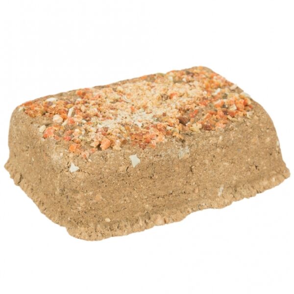 Entdecken Sie unseren natürlichen Snack für Kaninchen und Kleinnager, hergestellt aus hochwertigem Naturlehm. Dieser vielseitige Snack kann sowohl aufgehängt als auch hingelegt werden und bietet Ihren kleinen Freunden eine unterhaltsame Beschäftigung. Die Sorte Karotte ist nicht nur schmackhaft, sondern auch gesund und sorgt für eine artgerechte Ernährung. Mit einem Inhalt von ca. 100 g ist dieser Snack ideal für die tägliche Fütterung. Gönnen Sie Ihrem Haustier diesen gesunden Leckerbissen und fördern Sie gleichzeitig seine natürliche Neugier!