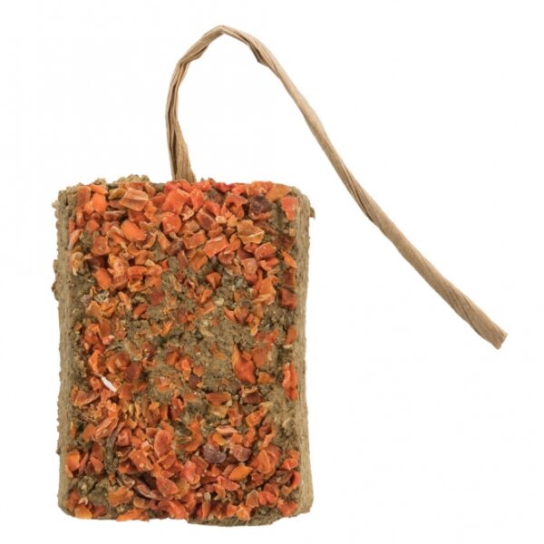 Entdecken Sie unseren natürlichen Snack für Kaninchen und Kleinnager, hergestellt aus hochwertigem Naturlehm. Dieser vielseitige Snack kann sowohl aufgehängt als auch hingelegt werden und bietet Ihren kleinen Freunden eine unterhaltsame Beschäftigung. Die Sorte Karotte ist nicht nur schmackhaft, sondern auch gesund und sorgt für eine artgerechte Ernährung. Mit einem Inhalt von ca. 100 g ist dieser Snack ideal für die tägliche Fütterung. Gönnen Sie Ihrem Haustier diesen gesunden Leckerbissen und fördern Sie gleichzeitig seine natürliche Neugier!