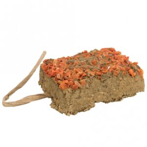 Entdecken Sie unseren natürlichen Snack für Kaninchen und Kleinnager, hergestellt aus hochwertigem Naturlehm. Dieser vielseitige Snack kann sowohl aufgehängt als auch hingelegt werden und bietet Ihren kleinen Freunden eine unterhaltsame Beschäftigung. Die Sorte Karotte ist nicht nur schmackhaft, sondern auch gesund und sorgt für eine artgerechte Ernährung. Mit einem Inhalt von ca. 100 g ist dieser Snack ideal für die tägliche Fütterung. Gönnen Sie Ihrem Haustier diesen gesunden Leckerbissen und fördern Sie gleichzeitig seine natürliche Neugier!