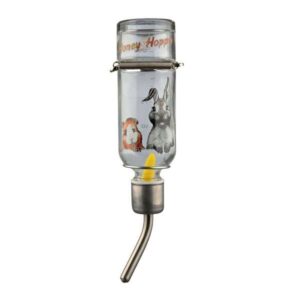 Die Honey + Hopper Trinkflasche ist die perfekte Kombination aus Funktionalität und Stil für Ihr Kleintier. Diese hochwertige, bruchsichere Tränke besteht aus robustem Glas und verfügt über eine elegante Metallkappe sowie ein Metalltrinkröhrchen. Dank der innovativen Spannfeder und des Drahthalters lässt sich die Flasche sicher und einfach befestigen. Der praktische Kugelverschluss und der integrierte Schwimmer ermöglichen es Ihnen, den Wasserstand jederzeit auf einen Blick zu überprüfen – ideal für Kaninchen und andere Kleintiere. Mit einem Fassungsvermögen von 500 ml ist diese Trinkflasche nicht nur nützlich, sondern auch ein echter Hingucker im Kleintierheim dank des niedlichen Honey + Hopper-Aufdrucks. Sichern Sie sich jetzt die beste Tränke für Ihr Haustier!