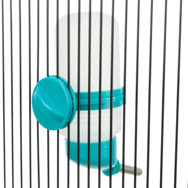 Dieser praktische Trinkbehälter für Kleintiere ist die ideale Lösung für alle Tierliebhaber, die Wert auf einfache Handhabung und hohe Qualität legen. Die innovative Schraubbefestigung ermöglicht einen schnellen Wasserwechsel, ohne dass der Halter abgenommen werden muss. Er lässt sich sowohl am Käfiggitter als auch zur Wandmontage anbringen und bietet so maximale Flexibilität. Mit einem robusten Trinkröhrchen aus Edelstahl ist dieser Behälter besonders langlebig und hygienisch. Das Fassungsvermögen von ca. 125 ml sorgt dafür, dass Ihr Haustier immer ausreichend mit frischem Wasser versorgt ist. Bitte beachten Sie, dass die Farben variieren können und eine Farbwahl leider nicht möglich ist. Investieren Sie in diesen hochwertigen Trinkbehälter und sorgen Sie für das Wohlbefinden Ihres Tieres!