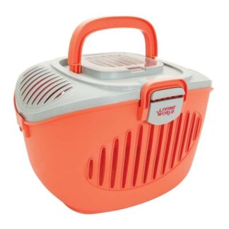 Entdecken Sie unsere sichere und komfortable Transportbox für Kleintiere, die sich ideal für die Mitnahme Ihrer kleinen Freunde eignet. Diese hochwertige Transportbox bietet durch mehrere Ventilationsschlitze eine ausgezeichnete Durchlüftung, sodass Ihr Tier sich wohlfühlt. Sie ist perfekt geeignet für Zwergkaninchen, Meerschweinchen, Chinchillas, Hamster, Rennmäuse sowie Wellensittiche und Nymphensittiche und hat eine Tragkraft von bis zu 5 kg. Hergestellt aus widerstandsfähigem, nagesicherem Kunststoff, garantiert sie eine lange Lebensdauer. Der komfortable Griff ermöglicht ein einfaches Tragen, während der ergonomische Verschluss die Transportbox sicher verschließt. Zudem sorgt eine kleine Öffnung im Deckel für eine unkomplizierte Fütterung während der Reise. Mit den Abmessungen von 36 cm B x 27 cm T x 25 cm H und in der ansprechenden Farbe lachsrosa/grau ist diese Transportbox die perfekte Wahl für Tierliebhaber, die Wert auf Qualität und Sicherheit legen.