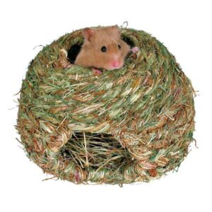 Dieses hochwertige Nagernest besteht aus 100% natürlichem Gras, das sorgfältig um ein stabiles Drahtseil gewickelt ist. Dadurch bleibt es stabil und sicher für Ihre kleinen Haustiere. Das Nest bietet Ihrem Nager eine ideale natürliche Umgebung, die sich perfekt als Spielplatz, Schlafplatz oder Brutplatz eignet. Mit einem Durchmesser von 16 cm ist es besonders geeignet für Ratten und Mäuse. Schaffen Sie mit diesem gemütlichen und umweltfreundlichen Nagernest einen Rückzugsort für Ihre Tiere, der sowohl Sicherheit als auch Komfort bietet.