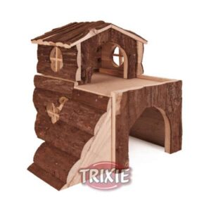 Das zweistöckige Kleintierhaus Bjork ist die perfekte Unterkunft für Ihre kleinen Haustiere. Mit einer praktischen Rampe, die zum Eingang des oberen Stockwerks führt, bietet es zusätzlichen Platz zum Spielen und Entspannen. Der großzügige Eingang zum Erdgeschoss befindet sich rechts von der Rampe und ermöglicht einen einfachen Zugang. Hergestellt aus hochwertigem Naturholz, garantiert dieses Kleintierhaus nicht nur Langlebigkeit, sondern auch eine sichere Umgebung für Ihre Lieblinge. Die extra großen Ein- und Ausgänge sorgen für optimalen Komfort, während die einfache Steck-Montage eine mühelose Einrichtung ermöglicht. Die Gesamtmaße von ca. 31 x 28 x 29 cm (BxTxH) machen es zu einer idealen Wahl für verschiedene Kleintierarten. Investieren Sie in das Kleintierhaus Bjork und bieten Sie Ihrem Haustier ein gemütliches Zuhause!