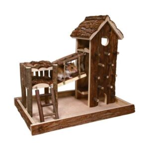 Der Nagerspielplatz Birger sorgt für stundenlangen Spielspaß und Abenteuer für Ihren kleinen Liebling. Mit einem vielseitigen Design, das ein Haus mit Kletterwand, einen Turm mit Leiter, eine Schaukel und eine Hängebrücke umfasst, bietet dieser Spielplatz eine ideale Möglichkeit für kleine Nager wie Hamster oder Mäuse, ihre Kletterfähigkeiten zu trainieren und ihre Muskulatur zu stärken. Die Gesamtmaße von ca. 36 x 33 x 26 cm (BxHxT) machen ihn perfekt für jeden Käfig. Investieren Sie in die beste Spielumgebung für Ihre Haustiere – mit dem hochwertigen Nagerspielplatz Birger bringen Sie Abwechslung und Freude in den Alltag Ihrer kleinen Freunde!