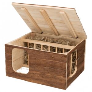 Dieses gemütliche Kleintierhaus aus hochwertigem Naturholz ist die perfekte Unterkunft für Ihre kleinen Freunde wie Kaninchen und Meerschweinchen. Mit einer integrierten Heuraufe schützt es das Futter zuverlässig vor Kot und Urin, sodass Ihre Tiere stets frisches Heu genießen können. Das durchdachte Design mit einem Dach und erhöhten Ausgängen verhindert das Verteilen von Heu und erleichtert die Sauberhaltung des Kleintierheims. Zusätzlich bietet die Liegefläche auf dem Dach einen idealen Platz zum Entspannen. Mit zwei Ein- und Ausgängen ermöglicht dieses tiergerechte Haus einen einfachen Zugang für Ihre Haustiere. Die kompakten Maße von ca. 40 x 23 x 32 cm machen es zu einer praktischen und platzsparenden Lösung für jedes Zuhause. Investieren Sie in das Wohlbefinden Ihrer Kleintiere mit diesem funktionalen und stilvollen Kleintierhaus!