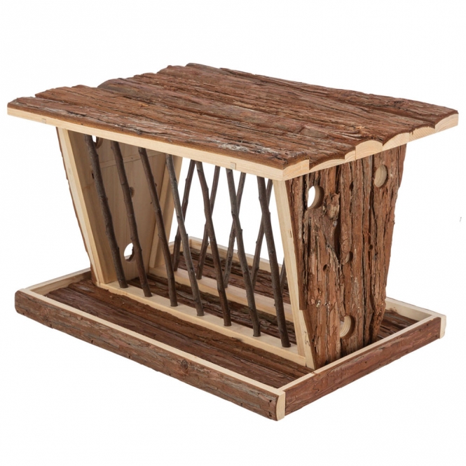 Dieser praktische und hochwertige Futterplatz für Kleintiere ist ideal für Meerschweinchen und Kaninchen. Mit einem stabilen Boden erleichtert er die Sauberhaltung der Umgebung und schützt Futter sowie Heu dank des aufklappbaren Dachs und des zusätzlichen Bodens vor Feuchtigkeit. Die zusätzlichen Öffnungen ermöglichen es, frische Zweige und Gemüse einfach hinzuzufügen, während der Aussichtsplatz auf dem Dach den Tieren einen tollen Blick bietet. Der Deckel sorgt dafür, dass kein Verletzungsrisiko besteht. Hergestellt aus robustem Rindenholz und mit den Maßen von ca. 40 × 22 × 30 cm, ist dieser Futterplatz nicht nur funktional, sondern auch eine sichere und ansprechende Lösung für Ihre Haustiere.