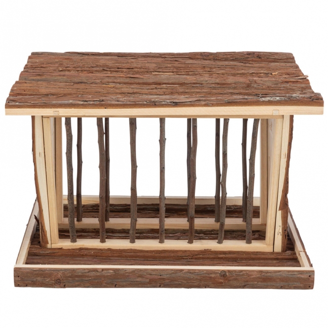 Dieser praktische und hochwertige Futterplatz für Kleintiere ist ideal für Meerschweinchen und Kaninchen. Mit einem stabilen Boden erleichtert er die Sauberhaltung der Umgebung und schützt Futter sowie Heu dank des aufklappbaren Dachs und des zusätzlichen Bodens vor Feuchtigkeit. Die zusätzlichen Öffnungen ermöglichen es, frische Zweige und Gemüse einfach hinzuzufügen, während der Aussichtsplatz auf dem Dach den Tieren einen tollen Blick bietet. Der Deckel sorgt dafür, dass kein Verletzungsrisiko besteht. Hergestellt aus robustem Rindenholz und mit den Maßen von ca. 40 × 22 × 30 cm, ist dieser Futterplatz nicht nur funktional, sondern auch eine sichere und ansprechende Lösung für Ihre Haustiere.