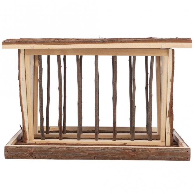 Dieser praktische und hochwertige Futterplatz für Kleintiere ist ideal für Meerschweinchen und Kaninchen. Mit einem stabilen Boden erleichtert er die Sauberhaltung der Umgebung und schützt Futter sowie Heu dank des aufklappbaren Dachs und des zusätzlichen Bodens vor Feuchtigkeit. Die zusätzlichen Öffnungen ermöglichen es, frische Zweige und Gemüse einfach hinzuzufügen, während der Aussichtsplatz auf dem Dach den Tieren einen tollen Blick bietet. Der Deckel sorgt dafür, dass kein Verletzungsrisiko besteht. Hergestellt aus robustem Rindenholz und mit den Maßen von ca. 40 × 22 × 30 cm, ist dieser Futterplatz nicht nur funktional, sondern auch eine sichere und ansprechende Lösung für Ihre Haustiere.
