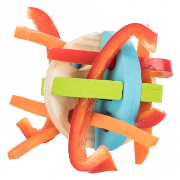 Bringen Sie Spiel und Spaß ins Leben Ihrer kleinen Haustiere mit unserem hochwertigen Spiel- und Snackball aus Holz! Dieser innovative Ball ist mit zahlreichen Löchern ausgestattet, durch die Sie ganz einfach gesunde Leckereien für Ihr Kaninchen, Meerschweinchen oder andere Kleintiere verstecken können. Ihr Liebling wird es lieben, die Snacks spielerisch zu erarbeiten und dabei seine natürlichen Instinkte zu fördern. Mit einem Durchmesser von ca. 7,5 cm ist dieser Ball perfekt für kleine Tierfreunde geeignet. Bitte beachten Sie, dass die Farben von der Abbildung abweichen können. Entdecken Sie jetzt diesen idealen Spielzeug für Kleintiere, der sowohl Unterhaltung als auch Beschäftigung bietet!