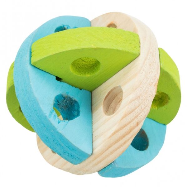 Bringen Sie Spiel und Spaß ins Leben Ihrer kleinen Haustiere mit unserem hochwertigen Spiel- und Snackball aus Holz! Dieser innovative Ball ist mit zahlreichen Löchern ausgestattet, durch die Sie ganz einfach gesunde Leckereien für Ihr Kaninchen, Meerschweinchen oder andere Kleintiere verstecken können. Ihr Liebling wird es lieben, die Snacks spielerisch zu erarbeiten und dabei seine natürlichen Instinkte zu fördern. Mit einem Durchmesser von ca. 7,5 cm ist dieser Ball perfekt für kleine Tierfreunde geeignet. Bitte beachten Sie, dass die Farben von der Abbildung abweichen können. Entdecken Sie jetzt diesen idealen Spielzeug für Kleintiere, der sowohl Unterhaltung als auch Beschäftigung bietet!