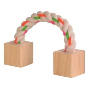 Entdecken Sie unser hochwertiges Spieltau für Kaninchen, Meerschweinchen und andere Kleinnager! Dieses robuste Baumwolltau mit zwei stabilen Holzklötzen an den Enden ist perfekt zum Spielen und Knabbern. Mit einer Länge von ca. 18 cm bietet es den idealen Spielspaß für Ihre kleinen Lieblinge. Das Spielzeug ist nicht nur langlebig, sondern auch sicher für Ihre Haustiere. Bitte beachten Sie, dass die Farben von der Abbildung abweichen können. Schenken Sie Ihrem Tier Freude und fördern Sie seine Aktivität mit diesem günstigen und hochwertigen Spieltau!