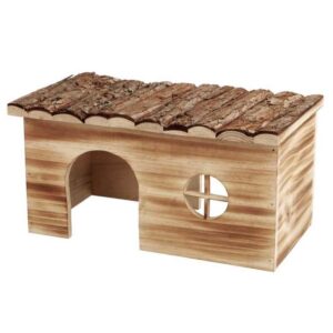 Das Kleintierhaus Grete aus hochwertigem geflammtem Holz und einem Dach aus natürlichem Holz ist nicht nur ein optisches Highlight für Ihr Zuhause, sondern bietet auch Ihrem Kleintier einen idealen Rückzugsort und einen erhöhten Liegeplatz. Mit zwei praktischen Ein- und Ausgängen – einer an der Front und einer an der Rückseite – ist dieses Haus das perfekte Zubehör für eine artgerechte Haltung von Kleintieren wie Meerschweinchen und Chinchillas. Die kompakten Maße von ca. 35 x 18 x 20 cm machen es zu einem platzsparenden und dennoch gemütlichen Zuhause für Ihre kleinen Freunde. Investieren Sie in das Kleintierhaus Grete und schaffen Sie einen sicheren und komfortablen Rückzugsort für Ihre Haustiere!