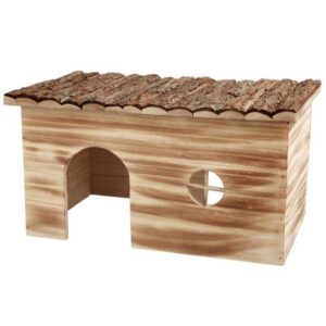 Das Kleintierhaus Grete aus hochwertigem, geflammtem Holz und einem Dach aus natürlichem Holz ist nicht nur ein stilvolles Möbelstück für Ihr Zuhause, sondern auch der perfekte Rückzugsort für Ihr Kleintier. Mit zwei praktischen Ein- und Ausgängen – einem an der Vorderseite und einem an der Rückseite – bietet es optimale Bedingungen für eine tiergerechte Haltung von Meerschweinchen und Kaninchen. Der erhöhte Liegeplatz auf dem Dach sorgt für zusätzlichen Komfort und Spielspaß. Mit den kompakten Maßen von ca. 45 x 24 x 28 cm passt das Kleintierhaus ideal in jede Ecke und ist ein unverzichtbares Zubehör für alle Tierliebhaber, die Wert auf Qualität und Funktionalität legen.