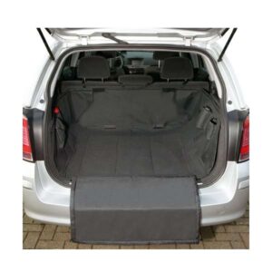 Die Kofferraumschutzdecke No Limit ist die perfekte Lösung für Hundebesitzer, die Wert auf hohen Schutz und Funktionalität legen. Mit einer original Teflon®-Beschichtung bietet sie optimalen Schutz gegen Schmutz, Feuchtigkeit und Tierhaare. Das wasserfeste Nylonmaterial ist mit einer speziellen Anti-Rutschbeschichtung versehen, die ein Verrutschen verhindert. Der praktische Stoßstangenschutz schützt nicht nur vor Kratzern, sondern fungiert auch als Barriere, um unkontrolliertes Herausspringen zu erschweren. Dank der flexiblen Passform und der einfachen Befestigung durch Klettverschlüsse ist die Montage ein Kinderspiel. Zudem ermöglichen spezielle Öffnungsschlitze das sichere Verbinden eines Hundesicherheitsgurtes mit dem PKW Gurtschloss. Mit den praktischen Utensilientaschen ist die Kofferraumschutzdecke nicht nur funktional, sondern auch äußerst praktisch. Die Maße betragen ca. 165 x 126 cm. No Limit steht für hohe Qualität und Funktionalität, denn die Produkte sind mit dem original DuPont TEFLON® Fabric Protector ausgestattet, der Flüssigkeiten abperlen lässt und eine einfache Reinigung ermöglicht. Vertrauen Sie auf diese hochwertige Kofferraumschutzdecke für mehr Sicherheit und Sauberkeit im Auto!