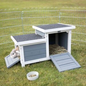 Dieses hochwertige Freilaufgehege für Kleintiere ist aus lasiertem Kiefernholz gefertigt und bietet optimalen Schutz und Komfort für Ihre Haustiere. Das wetterfeste Dach aus besandeter Dachpappe ist von oben zu öffnen, was die Reinigung und den Zugang erleichtert. Mit zwei verschließbaren Türklappen und tiergerechter Ausführung ist dieses Gehege ideal für die Aufstellung in Freilaufgehegen geeignet. Die Beine schützen vor Bodenfeuchte und -kälte und sorgen gleichzeitig für eine gute Luftzirkulation unterhalb des Hauses. Die einfache Montage und die kompakten Maße von ca. 70 x 43 x 45 cm (Höhe: ca. 43 cm) in der ansprechenden Farbe grau/weiß machen dieses Produkt zu einer praktischen und stilvollen Wahl für jeden Tierliebhaber.