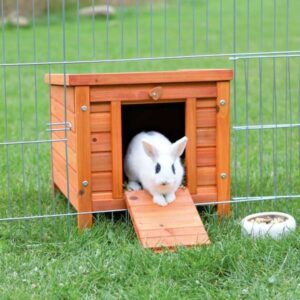 Dieser hochwertige Kaninchen- und Meerschweinchenstall aus lasiertem Kiefernholz bietet Ihren Haustieren einen sicheren und komfortablen Rückzugsort. Das Dach ist mit besandeter Dachpappe ausgestattet und lässt sich von oben öffnen, was eine einfache Reinigung ermöglicht. Ein seitlicher Haken sorgt dafür, dass das Dach bei starkem Wind nicht aufklappt, während die verschließbare Türklappe zusätzlichen Schutz bietet. Die stabilen Beine heben den Stall vom Boden ab und schützen vor Feuchtigkeit und Kälte, während sie gleichzeitig für eine optimale Luftzirkulation sorgen. Mit einer Größe von 42 x 43 x 51 cm ist dieser Stall ideal für verschiedene Freilaufgehege geeignet und überzeugt durch seine hohe Qualität und Langlebigkeit. Schaffen Sie einen gemütlichen Platz für Ihre kleinen Freunde!